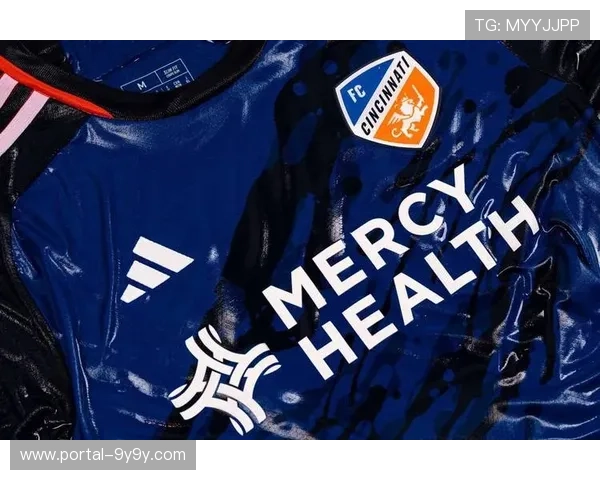 辛辛那提FC球迷深夜合唱助威 在对手酒店外掀起震天声浪 辛辛那提FC球迷深夜合唱助威 在对手酒店外掀起震天声浪