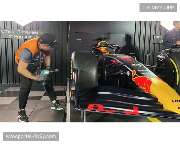 霍肯伯格撞车触发安全车,迈凯伦未进站陷策略被动 霍肯伯格撞车触发安全车,迈凯伦未进站陷策略被动