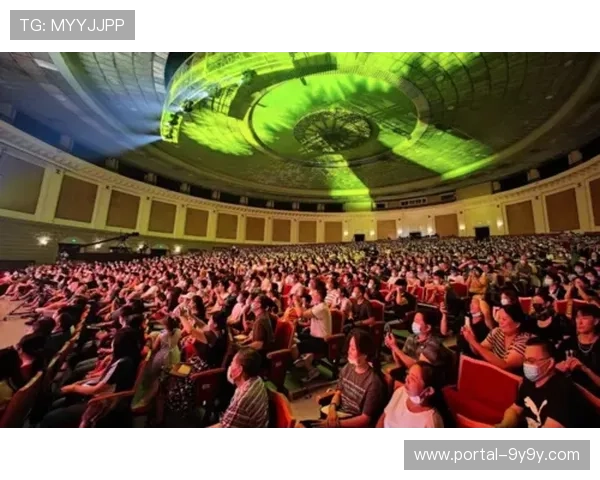 瓦茨克演讲现场掌声雷动，背景屏幕显示“50+1规则”标语